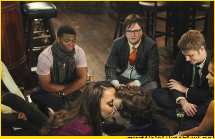 Calvin, Dale et Evan regardent Ashleigh et Rusty qui s'embrassent pour un gage