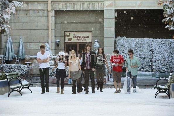 Les acteurs s'entraînent à marcher pour la photo (pas très habillé pour l'hiver)